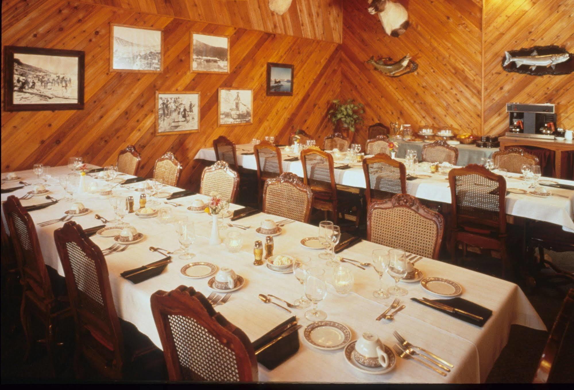 Inconnu Lodge Mcevoy Lake エクステリア 写真